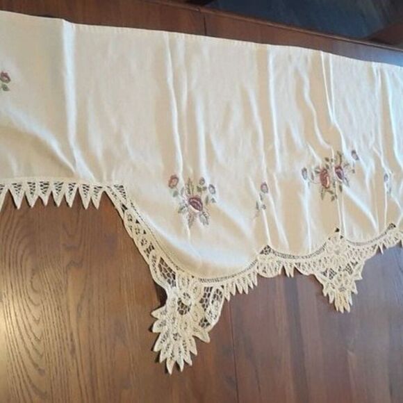 Victorian Embroidery needle point rose mantle cloth with heritage lace edge - Picture 2 of 12